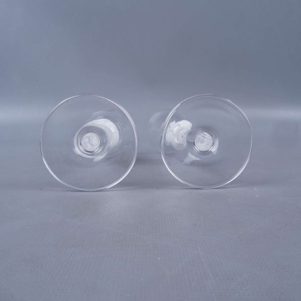 Botten av två snapsglas syns liggande