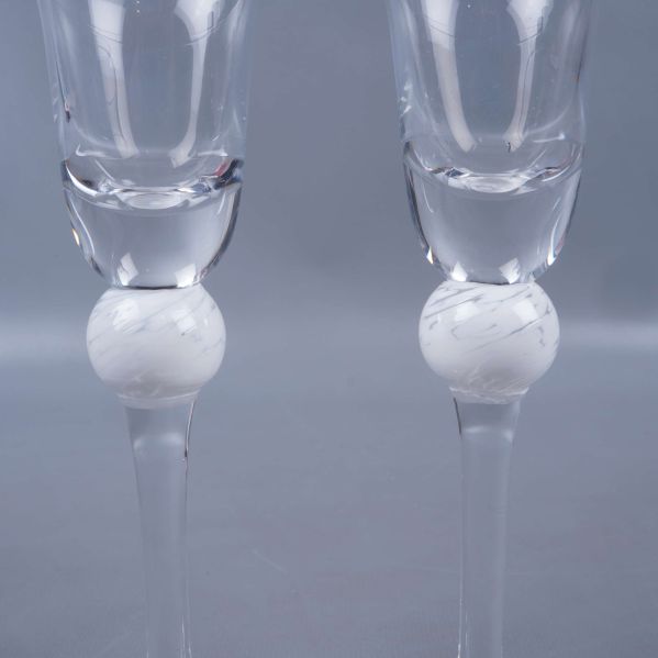 Närbild på vit dekorboll mitt på snapsglasens stjälkar