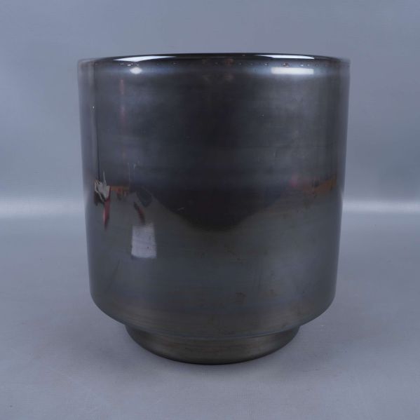 Blank cylinderformad vas/ljuslykta med mörk metallisk yta