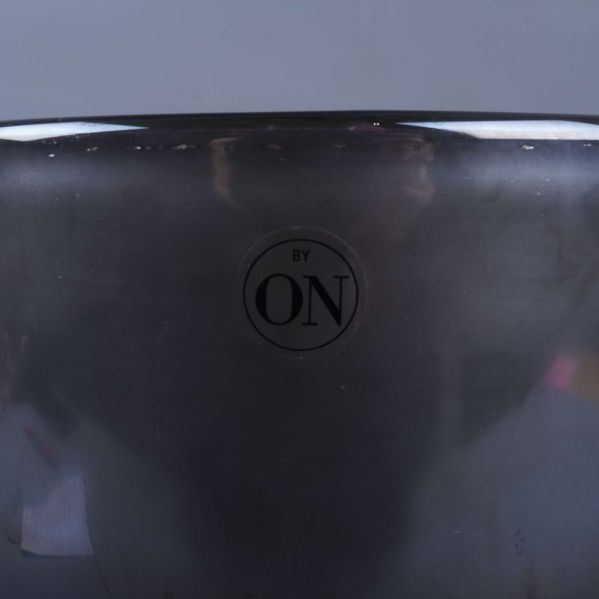 Närbild på logotypen BY ON på vasens/ljuslyktas sida