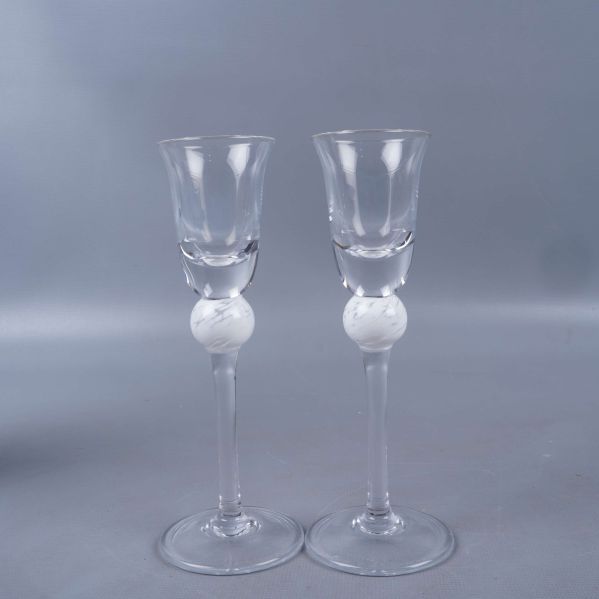 Närbild på två snapsglas med vit dekorkula