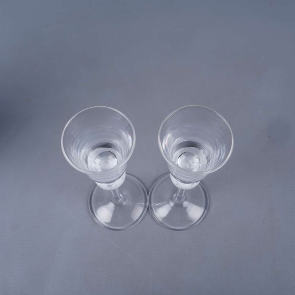 Snapsglasen sedda uppifrån visar öppningen