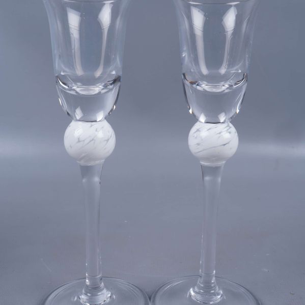 Närbild på den vita dekorkulan mellan fot och kopp