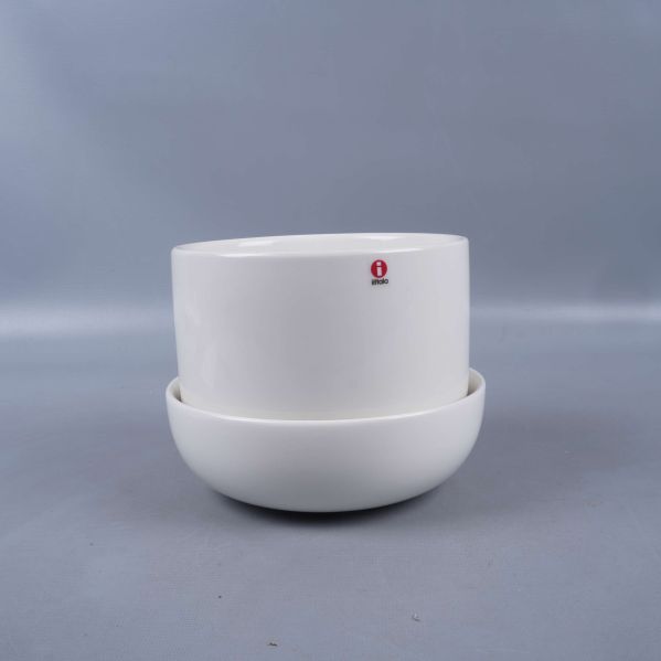 Ytterkruka med fat i vit färg mot grå bakgrund