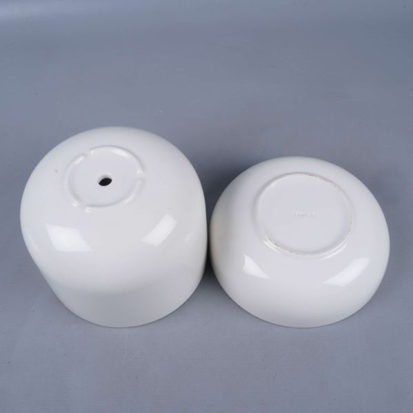 Tvådelad ytterkruka med undersida och fat i fokus