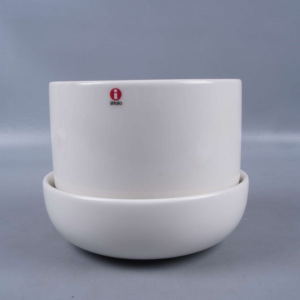 Vit kruka med fat och Iittala-logga framtill