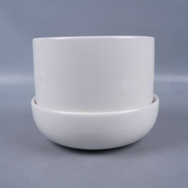 Vit kruka på fat visad från sidan utan logotyp