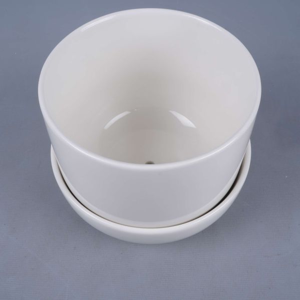 Toppen av krukan visar innandömet och fatet under