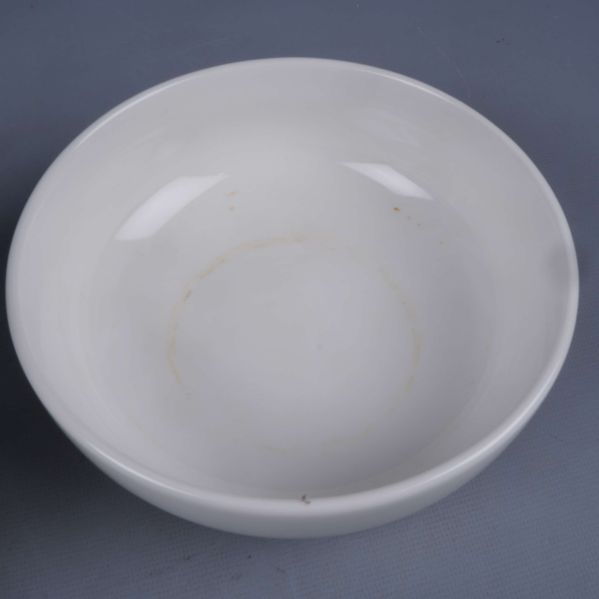 Närbild av insidan på krukans fat med tydliga användningsspår