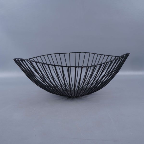 Svart metallskål i wire-design fotad från sidan