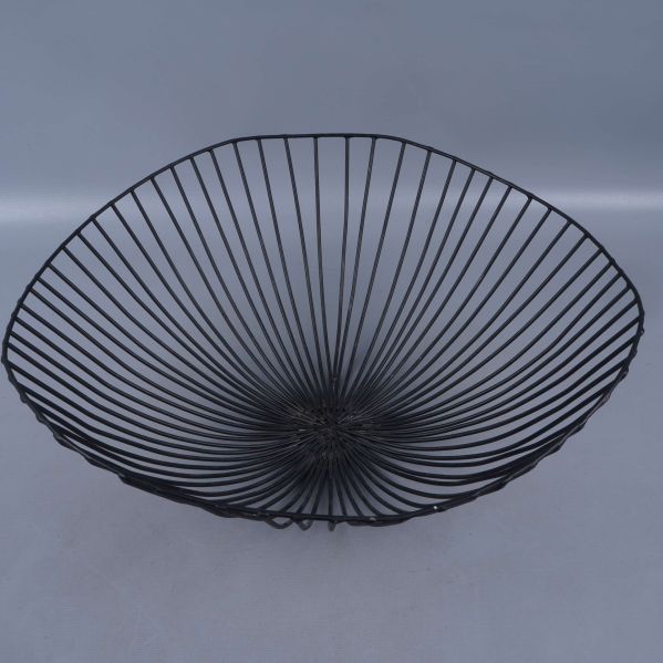 Svart fruktskål i metall sedd snett ovanifrån