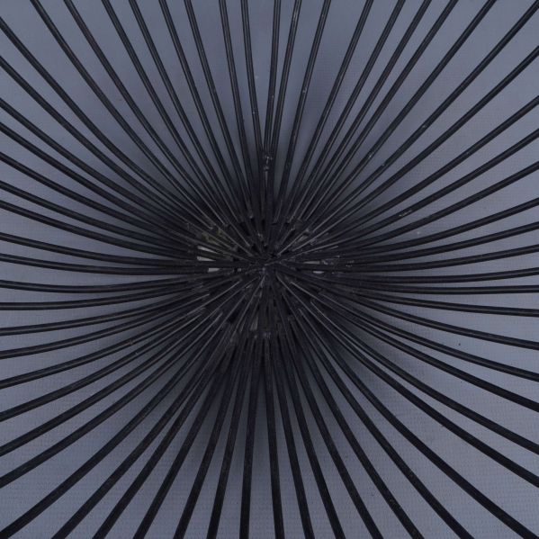 Detaljbild på centrum av svart metallskål