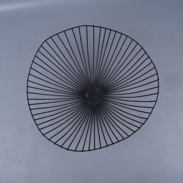 Metallskål ovanifrån med öppet och geometriskt mönster