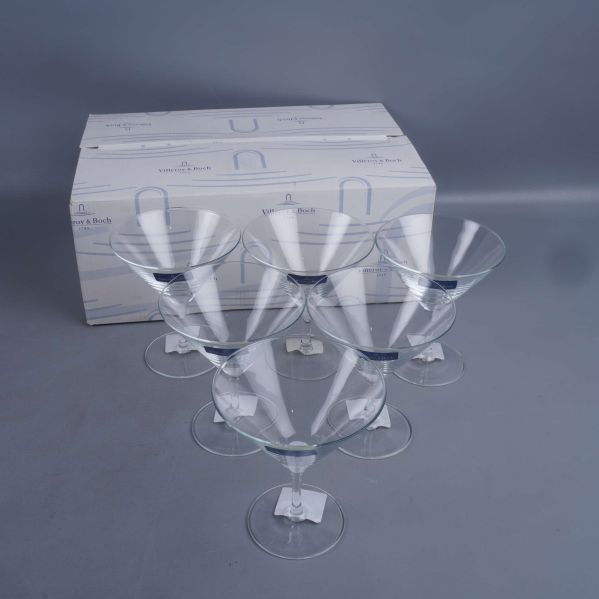 Sex cocktailglas framför öppen kartong