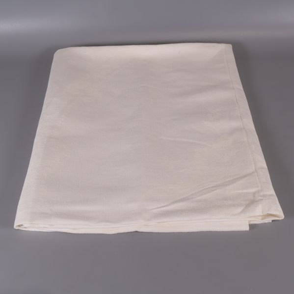 Vikt ljus bordduk vikt på grått underlag