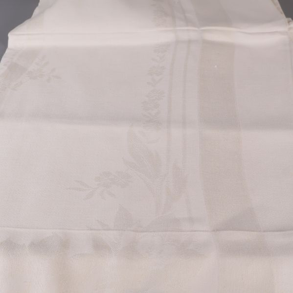 Bordduk med bred dekorativ kant och blommotiv