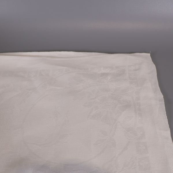 Dukhörn med synlig mönsterbård och blommotiv