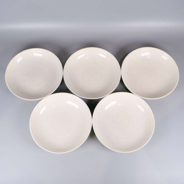 Översikt ovanifrån av fem djupa tallrikar