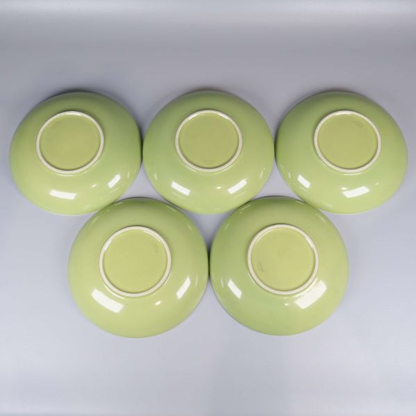 Baksidan av fem tallrikar med ljusgrön färg