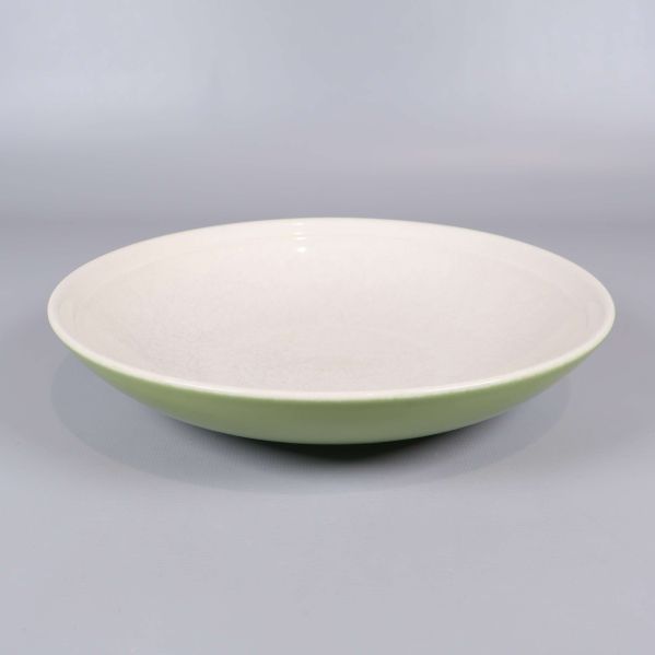 En ensam djup tallrik med ljusgrön utsida