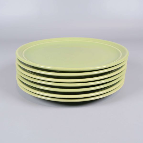 Sex gröna tallrikar staplade på varandra