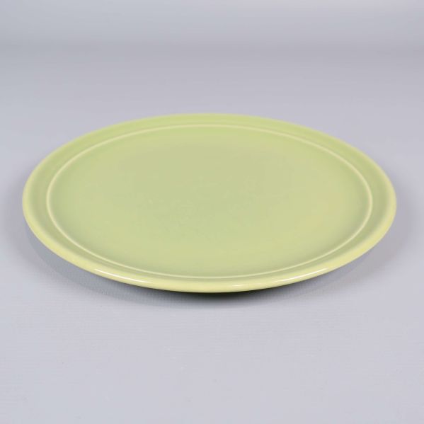 En grön tallrik fotograferad i vinkel