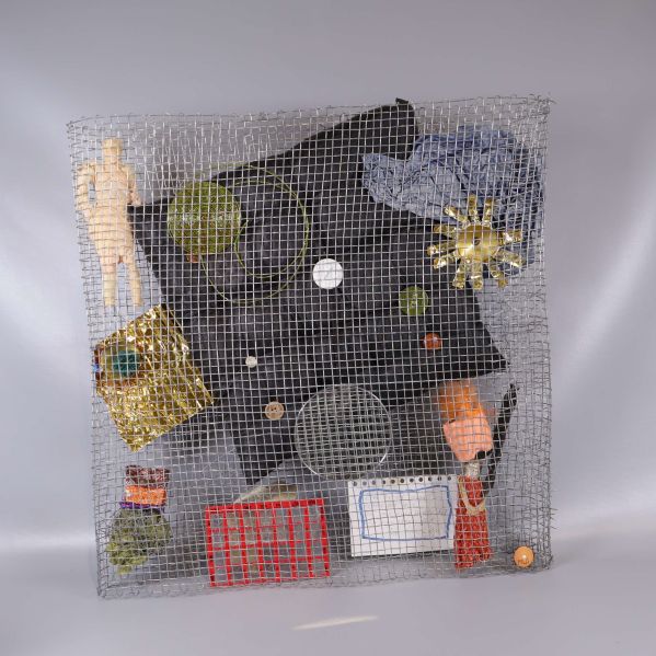 Konstverk med nät och inneslutna objekt, visat framifrån