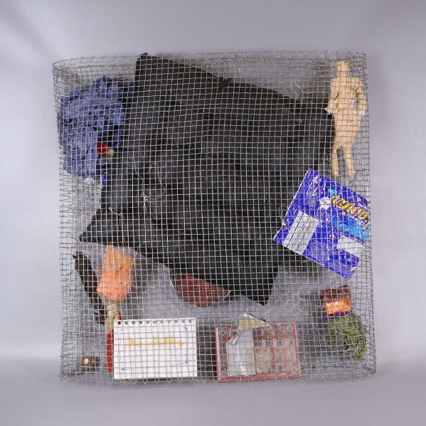 Baksida av konstverket med olika inneslutna föremål