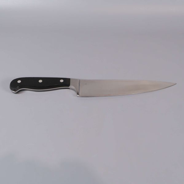 Kockkniv med svart handtag och tre metallnitar