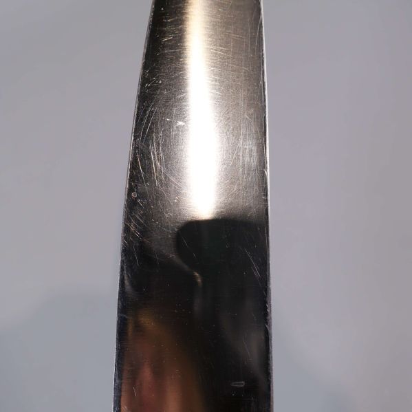 Närbild på knivblad med synliga repor