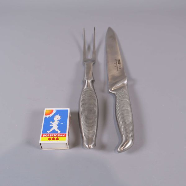 Trancherset bredvid tändsticksask för storleksjämförelse