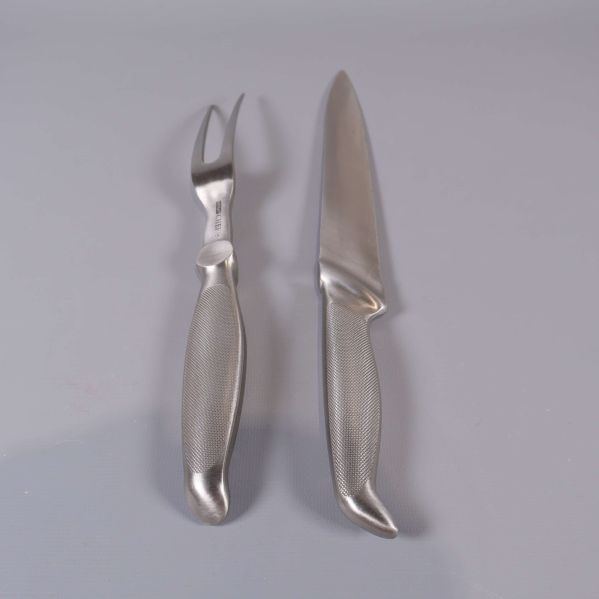 Närbild på carving set bestående av kniv och gaffel