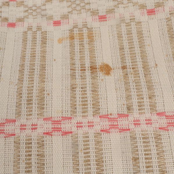 Närbild på fläck på den vävda duken