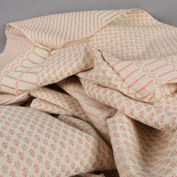 Sammanklumpad duk med olika delmönster synliga