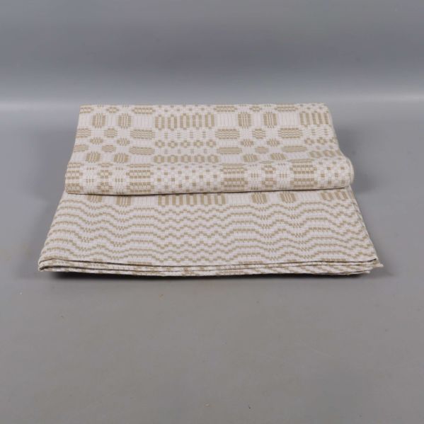 Vikt beigevit duk med geometriskt mönster