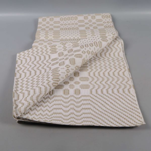 Beigevit duk delvis utvikt med synligt mönster
