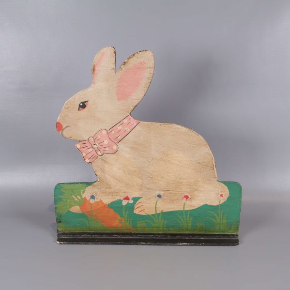 Handmålad träkanin på färgglad bas i profilvy