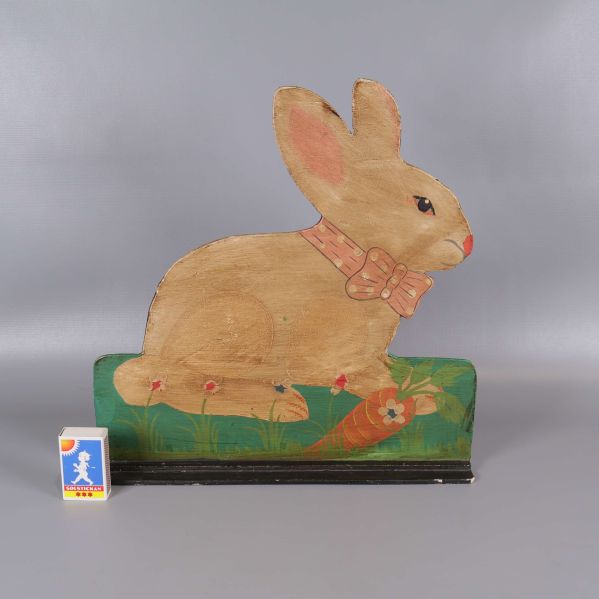 Kanindekoration ståendes bredvid tändsticksask för storleksjämförelse