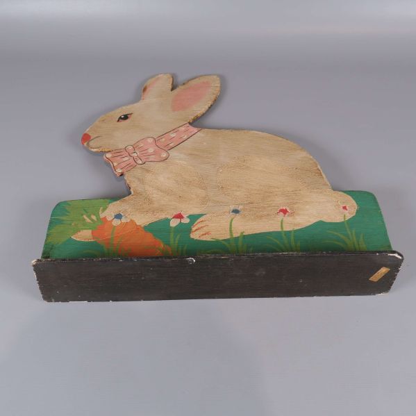 Ovanifrån vy av träkaninens bas och baksida