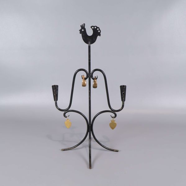 Ljushållare i svart metall med tuppmotiv och hängen