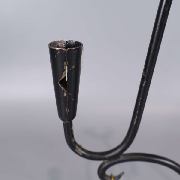 Närbild på skadad hållare för ljus