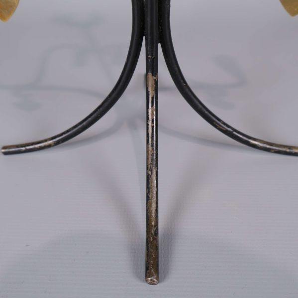 Sliten fot av ljushållaren i metall