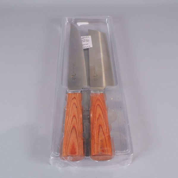 Närbild på två köksknivar i plastförpackning med synliga blad