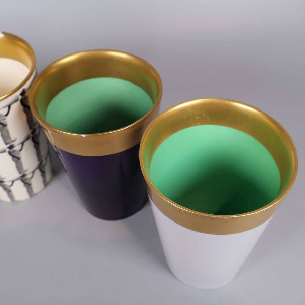 Närbild på två andra bägare med grönt inre och guldkant