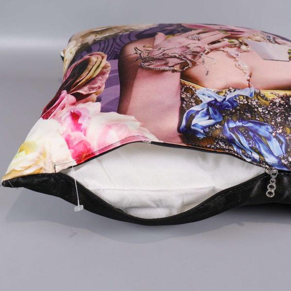 Närbild på kudde med öppen dragkedja och innerkudde