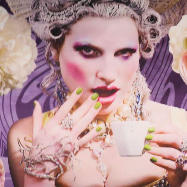 Närbild på kudde med porträtt av kvinna med kaffekopp