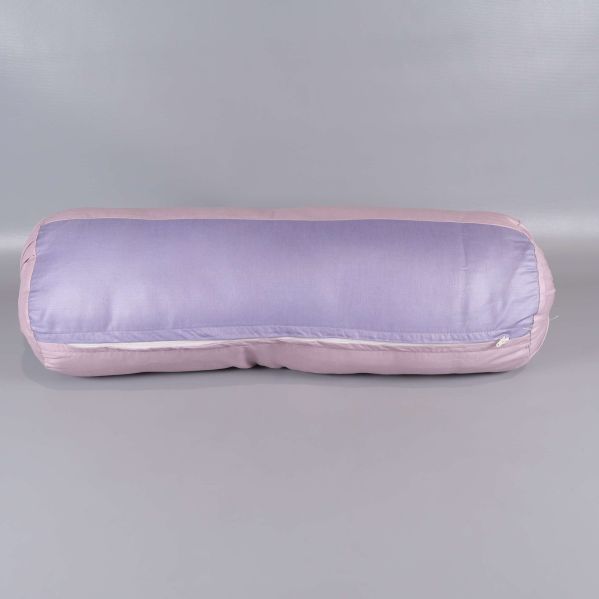 Baksida av cylinderformad lila och rosa kudde med dragkedja
