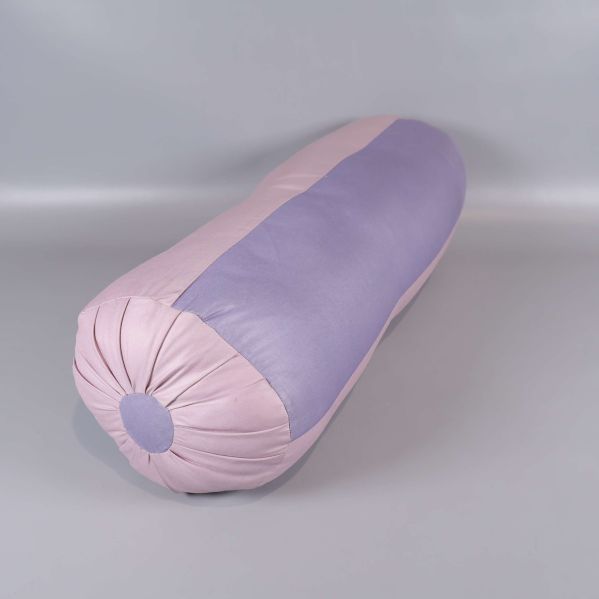 Cylindrisk kudde med veckade runda sidor i rosa och lila tyg