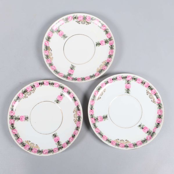 Tre fat uppifrån med rosa och grönt blomsterbård