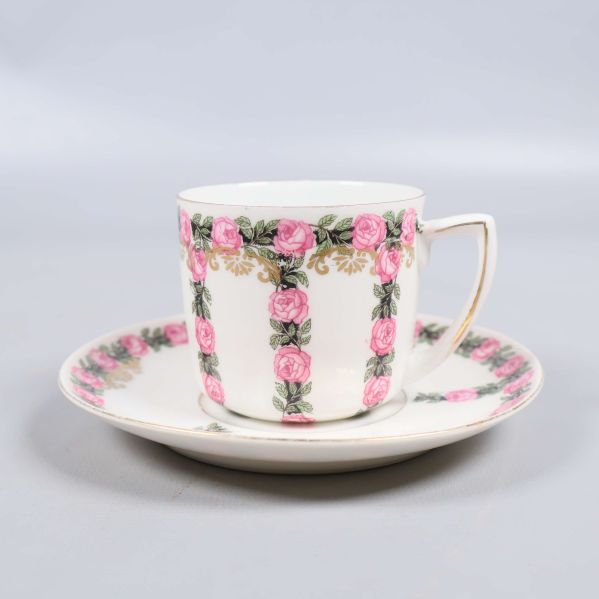 Kopp och fat ihopställda med rosdekor